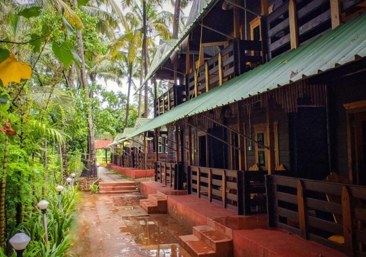 Lotus Feet Beach Resort Morjim Extérieur photo