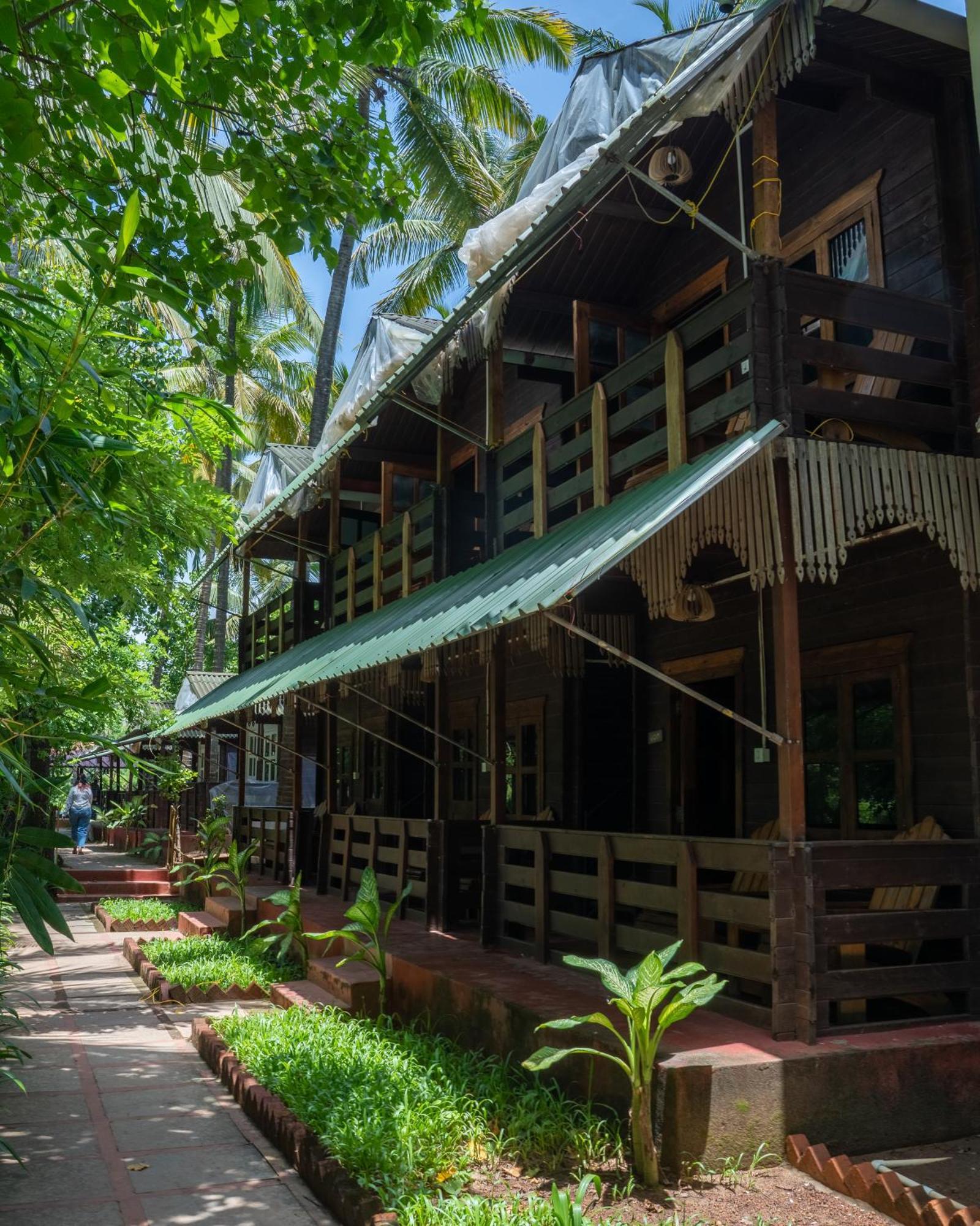 Lotus Feet Beach Resort Morjim Extérieur photo